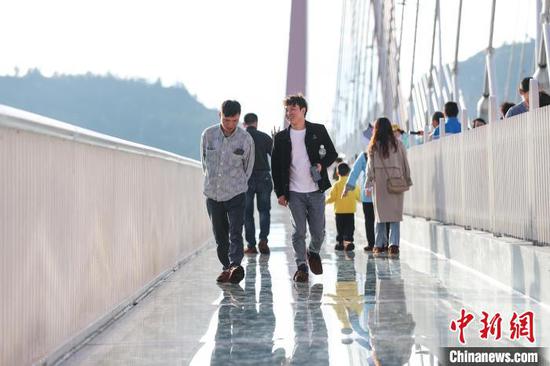 图为游客在玻璃步道上游览。中新网记者 瞿宏伦 摄