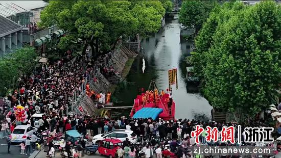 水上高杆表演，吸引了大量民众聚集观看 练市镇供图