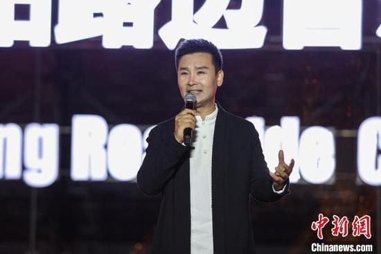 男高音歌唱家刘和刚在演唱《父亲》。中新网记者 瞿宏伦 摄