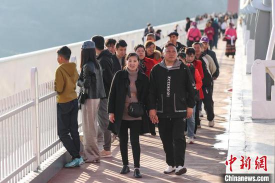 图为游客在龙里河大桥上观光、游览。中新网记者 瞿宏伦 摄