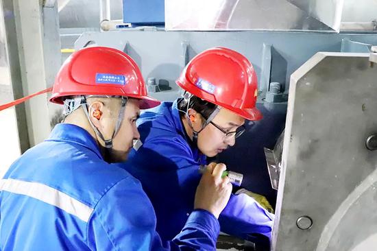 图为工作人员在橡胶部丁苯橡胶装置6600线挤压机、干燥机实行国产化替代改造现场。