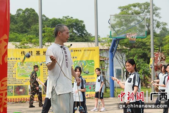 农俊宁老师做“壮族飞砣”技艺表演。