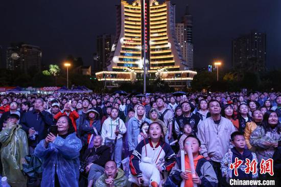 市民和游客在现场观看“贵阳路边音乐会”直播。中新网记者 瞿宏伦 摄