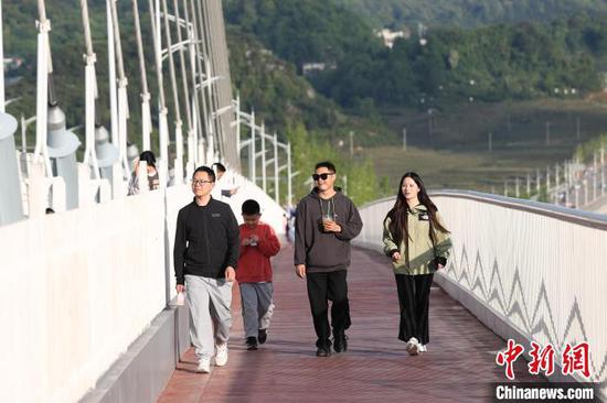 图为游客在龙里河大桥上游览。中新网记者 瞿宏伦 摄