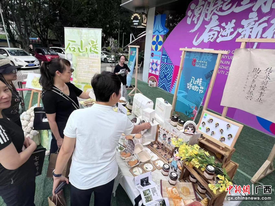 多脉村野生金银花蜜在南宁市新华书店展出销售
