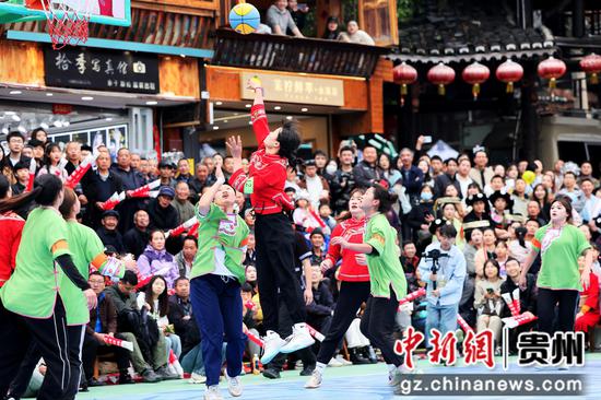 2024年贵州省第一届姑妈篮球邀请赛比赛现场。雷山县委宣传部供图