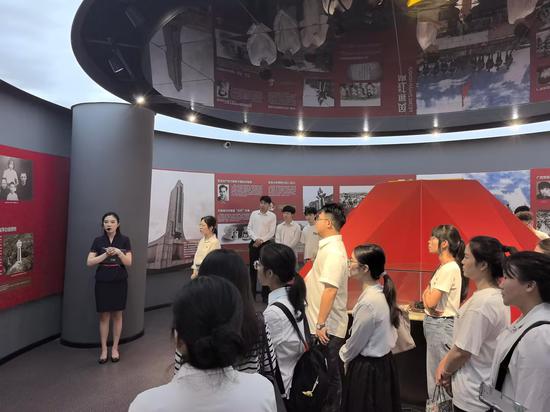 青年团员们参观红色教育基地 青年团员们参观红色教育基地