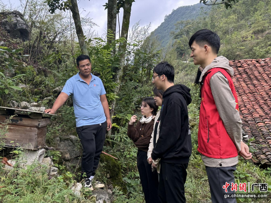 驻村第一书记龙波带领广西艺术学院人文学院大学生团队对野生金银花蜜进行现场调研 驻村第一书记龙波带领广西艺术学院人文学院大学生团队对野生金银花蜜进行现场调研