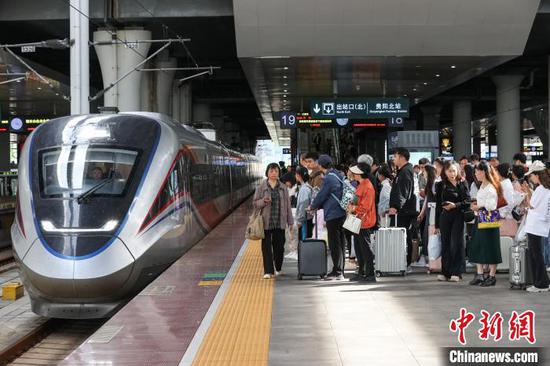 图为旅客在贵阳北站月台候车。中新网记者 瞿宏伦 摄