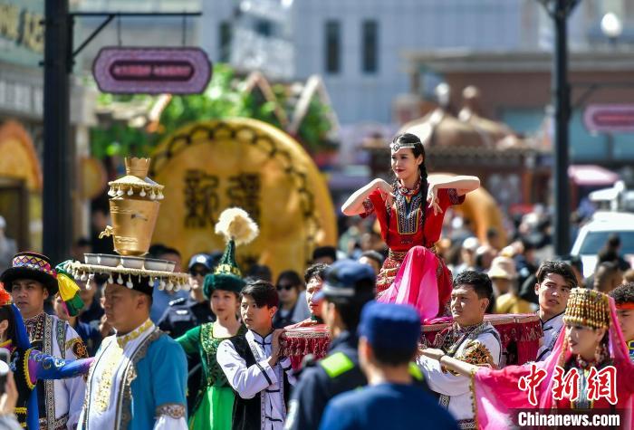 乌鲁木齐大巴扎景区举行盛大开街仪式。中新网记者 刘新 摄