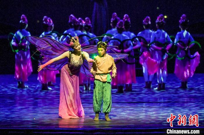 杂技剧《孟母三迁》在新疆人民剧场演出。中新网记者 刘新 摄