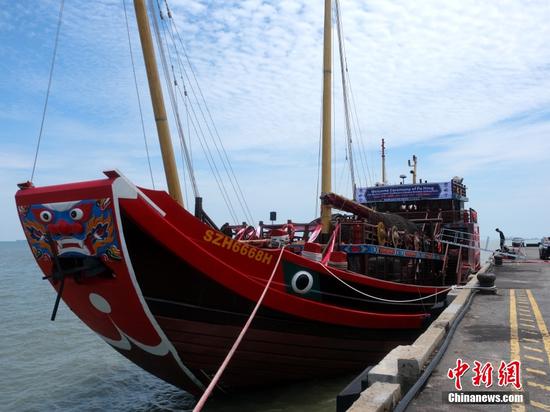 当地时间5月5日，正在马六甲交流的最大仿古福船“福宁”号受到马来西亚各界关注。图为停泊在马六甲海峡的“福宁”号，船头的狮虎兽像颇为抢眼。中新社记者 陈悦 摄
