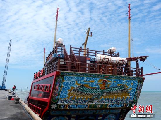 当地时间5月5日，正在马六甲交流的最大仿古福船“福宁”号受到马来西亚各界关注。图为“福宁”号尾部仿古制绘有鹢鸟等图案。中新社记者 陈悦 摄