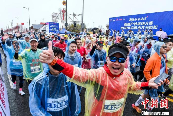 近8000名跑友雨中角逐2024乌鲁木齐马拉松