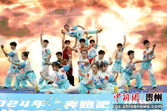 2024年“奔跑吧·少年”暨“黔行少年·逐梦有我”全省青少年户外营地发展大会开幕表演。主办方供图 2024年“奔跑吧·少年”暨“黔行少年·逐梦有我”全省青少年户外营地发展大会开幕表演。主办方供图