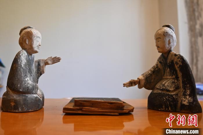 近日拍摄的甘肃省博物馆馆藏国宝级文物汉代彩绘木六博俑。　中新社记者 李亚龙 摄

