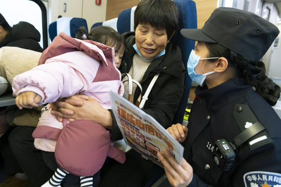 警组民警向旅客开展反诈宣传。