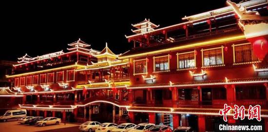 图为百孚万户寨乡村振兴会客厅(黔货出山基地)夜景。受访者供图 图为百孚万户寨乡村振兴会客厅(黔货出山基地)夜景。受访者供图