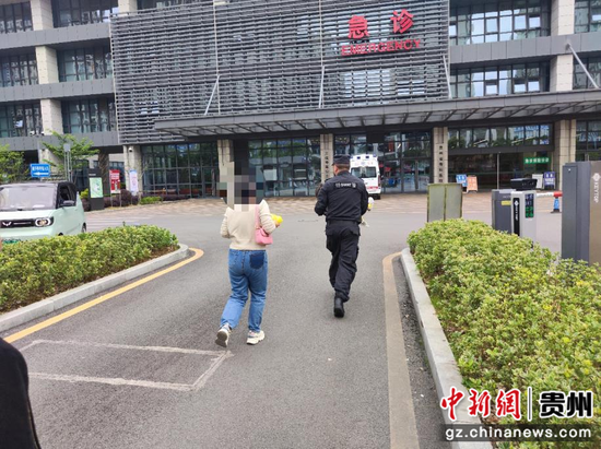 民警抱着小邓快速跑向急症室。 民警抱着小邓快速跑向急症室。