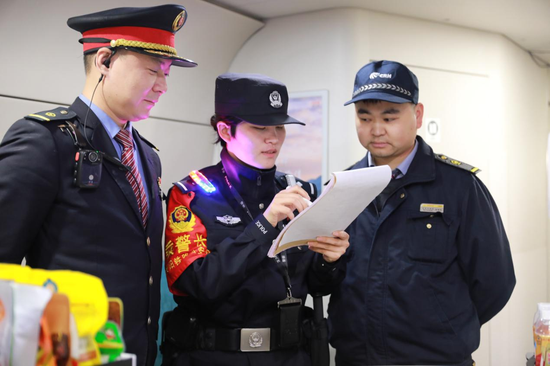 警组民警与列车长、机械师沟通相关工作。