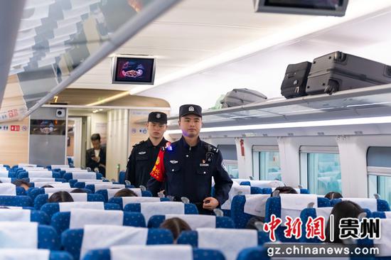 乘警在巡视车厢