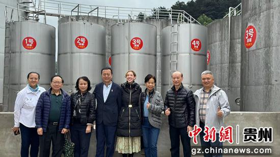 图为谢建华一行在贵州酱酒企业调研时合影留念。 受访者供图 图为谢建华一行在贵州酱酒企业调研时合影留念。 受访者供图