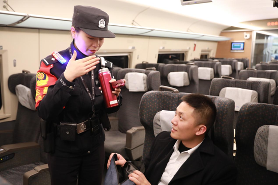 警组民警按要求开展车上安全检查。