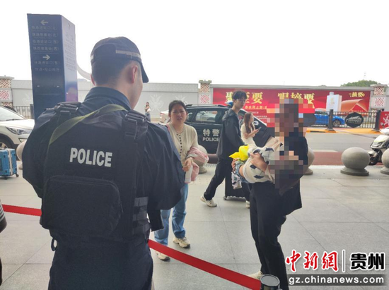 田女士抱着小邓到特警岗亭求助。 田女士抱着小邓到特警岗亭求助。