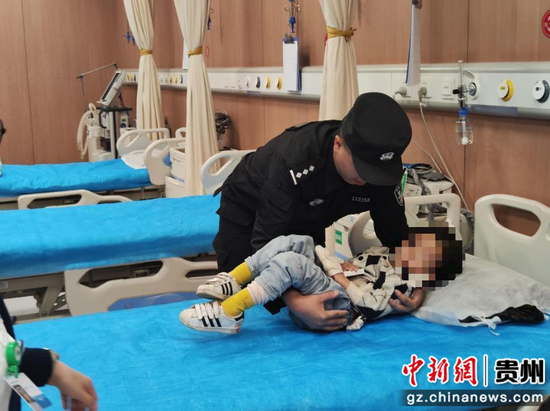 民警将小邓安全送到医院。 民警将小邓安全送到医院。