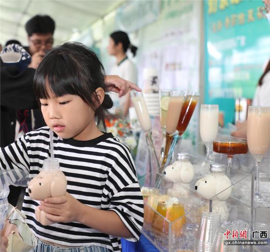 游客品尝茉莉奶茶  陈国海 摄