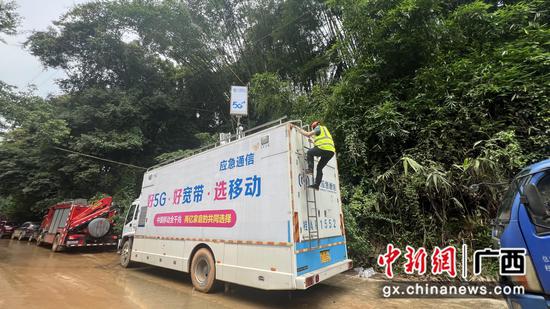 中国移动广西公司网络工程师开通应急通信车。杨捷焱 摄