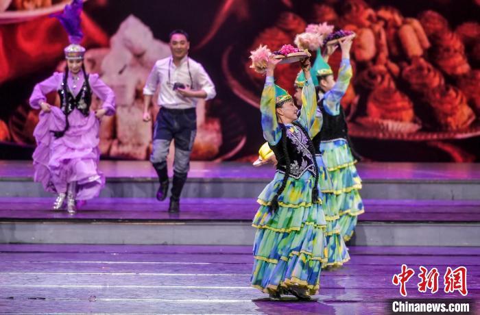 大型音乐剧《蝶恋天山》在新疆艺术剧院剧场演出。中新网记者 刘新 摄