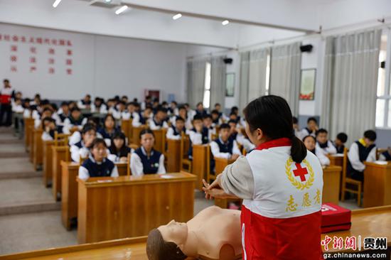 5月8日,贵州省黔东南苗族侗族自治州施秉县红十字会志愿者在给学生作应急救护知识培训。磨桂宾 摄