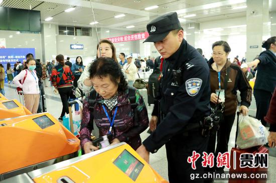 民警引导旅客检票验票