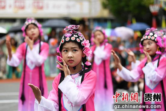 5月8日，贵阳市南明区尚义路小学的学生正在尚义教育集团第一届数智体育节开幕式上进行方阵入场展演。