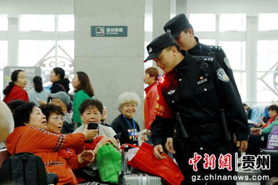民警向候车旅客作安全提示 民警向候车旅客作安全提示