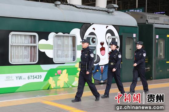 民警在站台开展安全巡查 民警在站台开展安全巡查