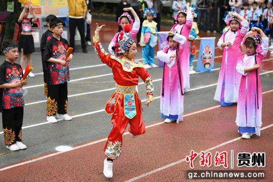 5月8日，贵阳市南明区尚义路小学的学生正在尚义教育集团第一届数智体育节开幕式上进行方阵入场展演。2