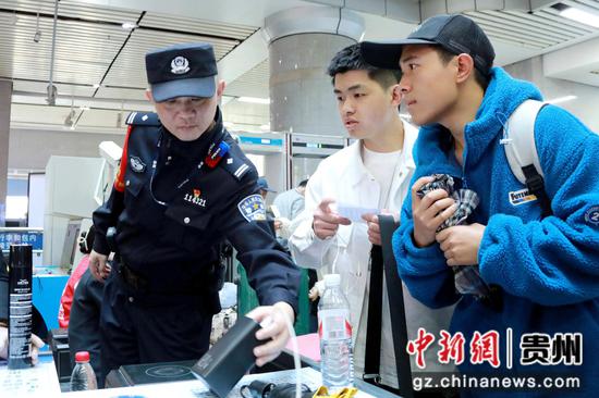 民警督导安检查危工作 民警督导安检查危工作