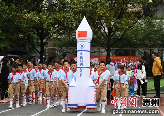 5月8日，贵阳市南明区尚义路小学的学生正在尚义教育集团第一届数智体育节开幕式上进行方阵入场展演。