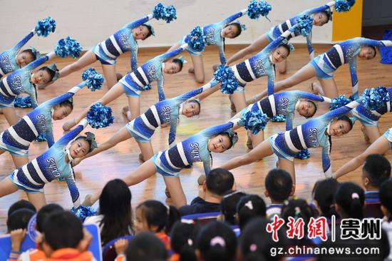 5月8日，贵阳市南明区尚义路小学的学生正在尚义教育集团第一届数智体育节开幕式上进行啦啦操展示。