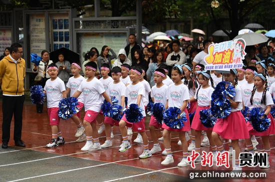 5月8日，贵阳市南明区尚义路小学的学生正在尚义教育集团第一届数智体育节开幕式上进行方阵入场展演。