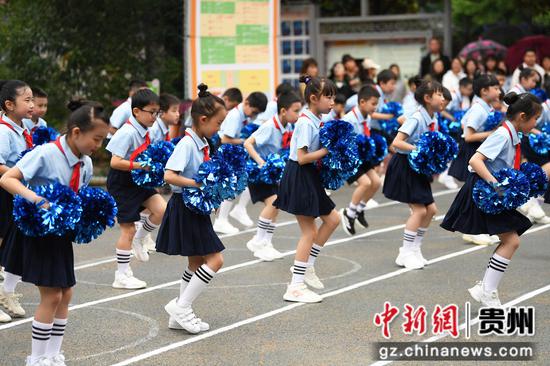 5月8日，贵阳市南明区尚义路小学的学生正在尚义教育集团第一届数智体育节开幕式上进行方阵入场展演。