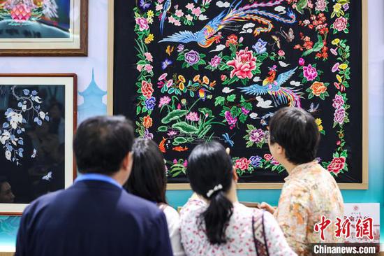 图为贵州展区铜仁市的苗绣作品吸引观众。中新网记者 瞿宏伦 摄