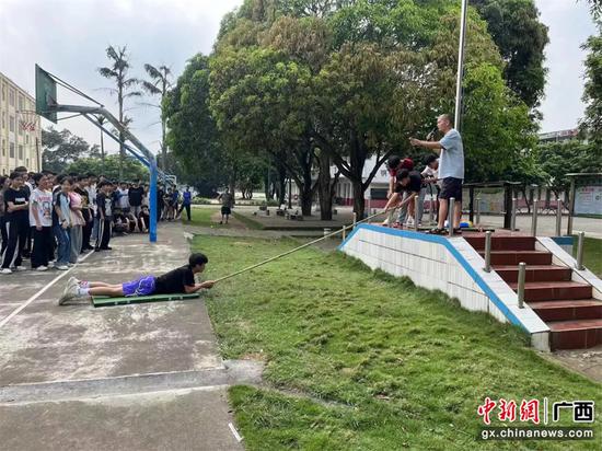 马岭镇中学组织开展防溺水应急演练