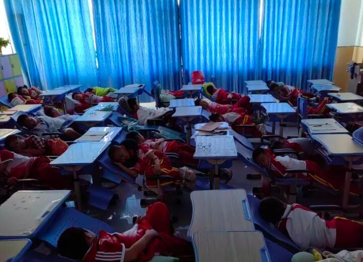 学生午休“趴睡变躺睡”！新疆有学校安排上了