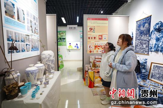 图为“创意绥阳”展区吸引参观者。 瞿宏伦 摄