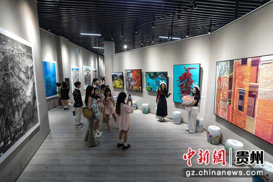 图为“笔墨绥阳”展区吸引参观者。 瞿宏伦 摄