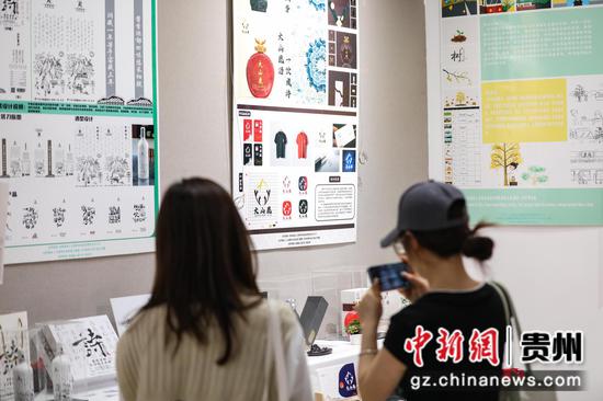 图为“创意绥阳”展区吸引参观者。 瞿宏伦 摄