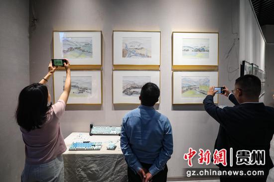 图为“笔墨绥阳”展区吸引参观者。 瞿宏伦 摄